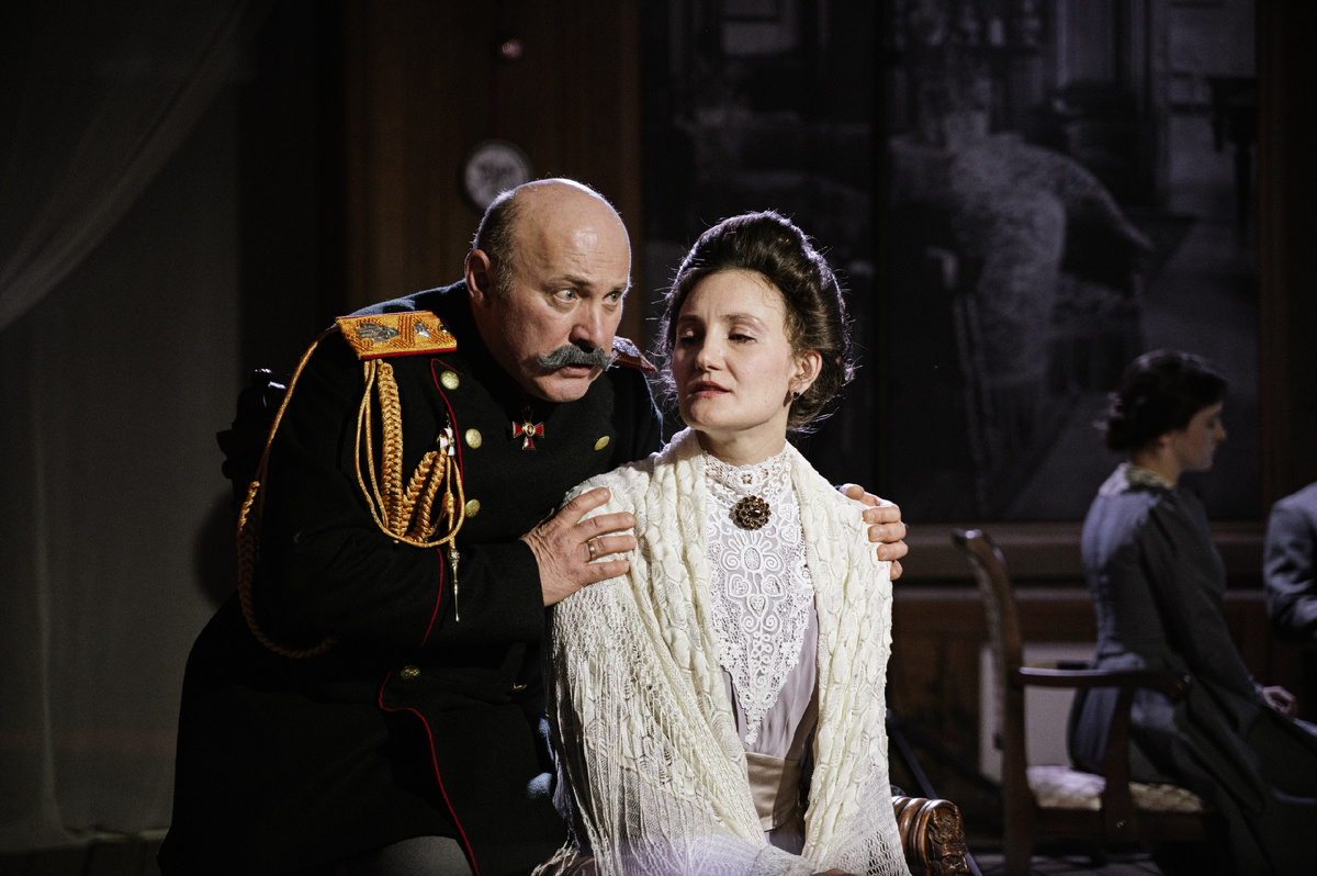 Александр Петрович и Евгения Максимиллиановна Ольденбургские. Роли исполнили Андрей Мирошников и Марина Ведяскина. 