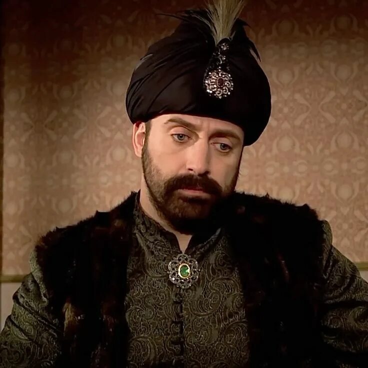 Его взгляд был обращен в прошлое...