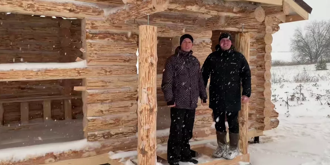 «Вы что, работаете за еду?» Немецкий инженер был в шоке, когда увидел, как мы всей деревней бесплатно строим соседу баню