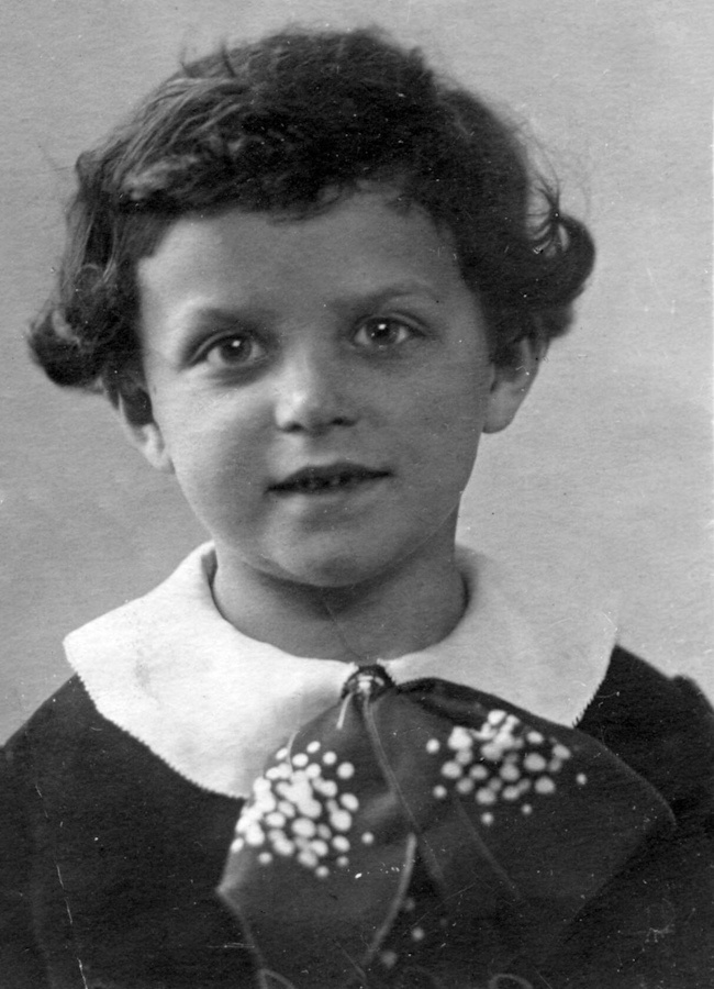 Люсе 7 лет. 1938 год. Ленинград — город ее счастливого детства, куда она всегда мечтала вернуться