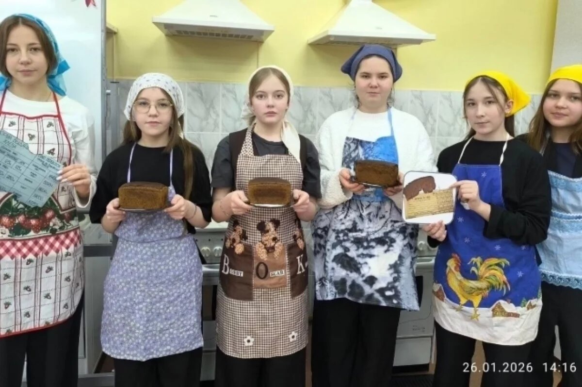    В первой салымской школе ребята под руководством учителя технологии испекли хлеб по рецепту того времени,