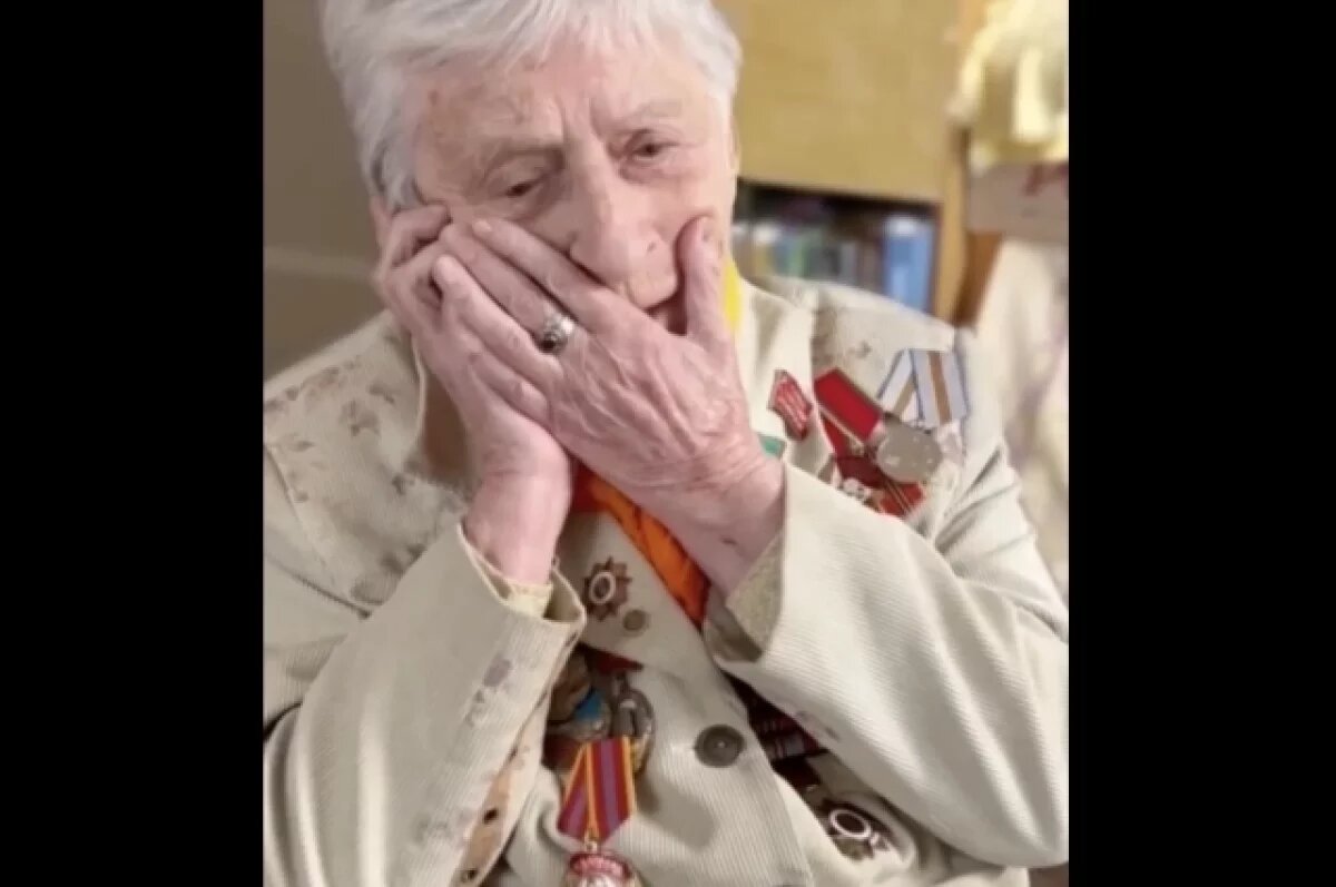    Ольга Хохлова поздравила защитницу «Дороги жизни» с памятной датой