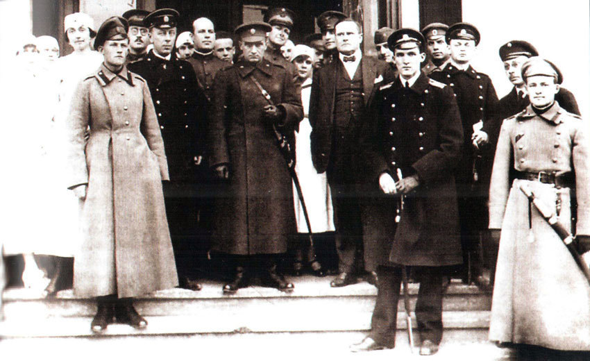 На фото из открытых источников: Колчак в окружении своих офицеров и представителей союзников