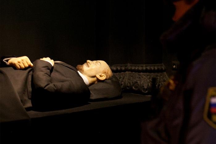 Вместо тела Владимира Ильича в мавзолее лежит его восковая копия. Фото © ТАСС / Александра Краснова