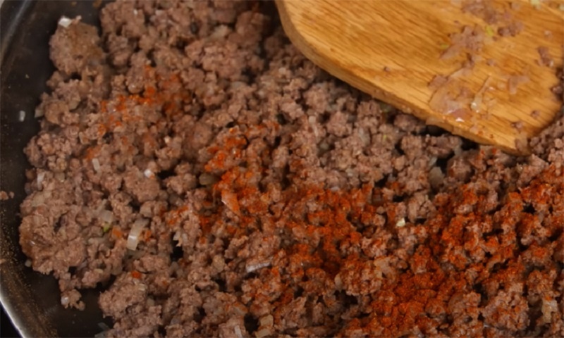 Мясной пирог на кефире с картофелем и фаршем: лучший способ использовать остатки — вкусно и сочно