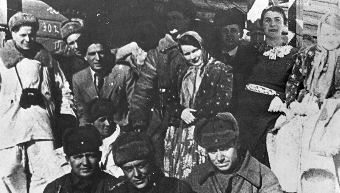 Нина Сазонова в составе фронтовой бригады