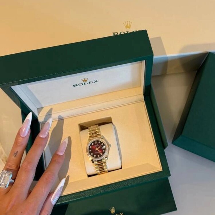 Роналду подарил невесте Джорджине на день рождения золотые часы с бриллиантами из новой коллекции Rolex. Источник: Instagram* (запрещенная в России соцсеть; принадлежит компании Meta, признанной экстремистской организацией и запрещенной в РФ)📷
