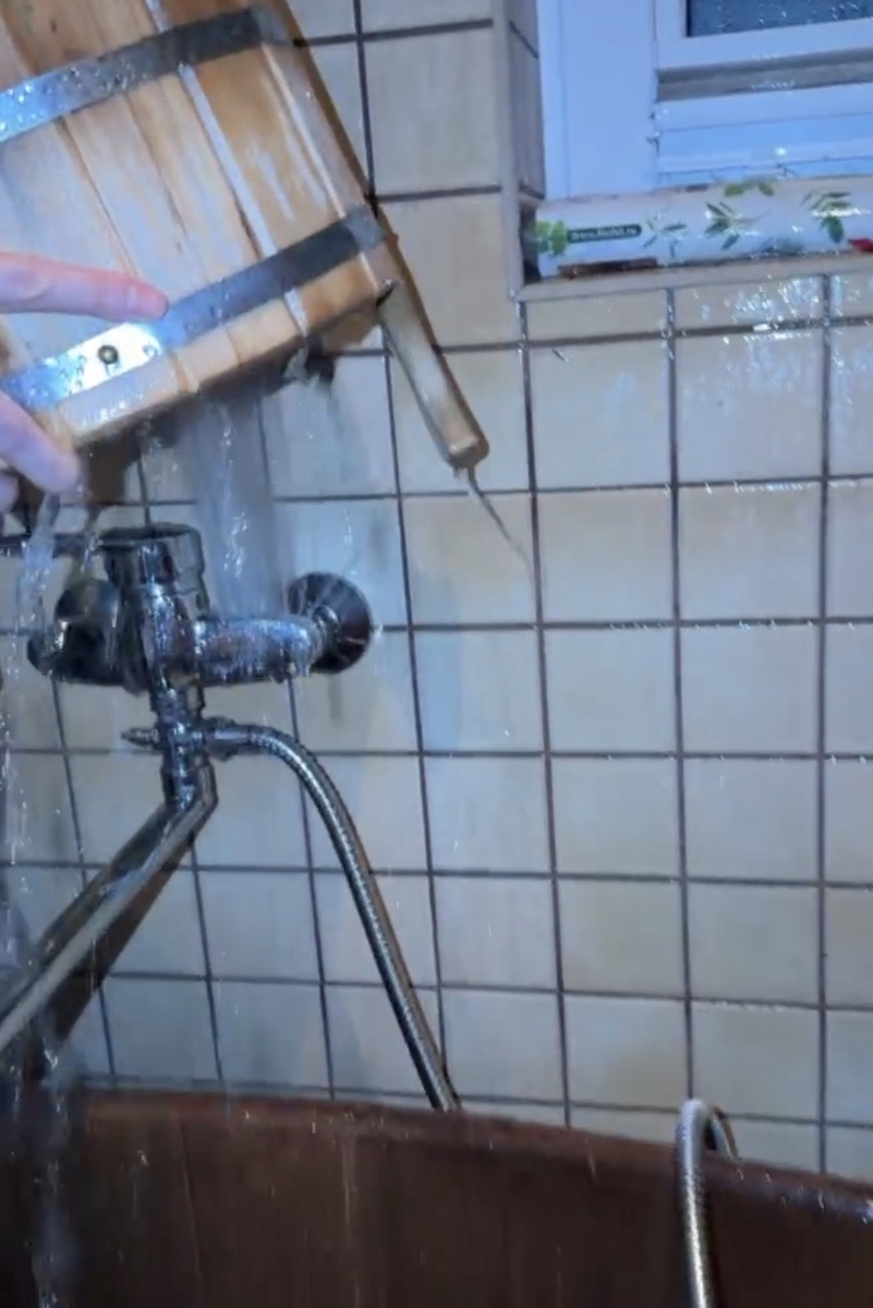 Держали над струей воды ведро, потому как вода била в потолок