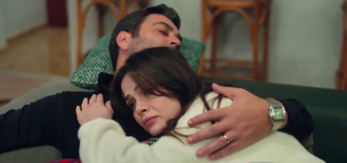 Алья с Джиханом. Кадр из 47 серии сериала "Далекий город"