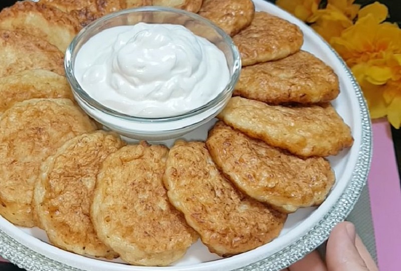 Мясные оладьи без хлопот: быстрые беляши на кефире для аппетитного ужина