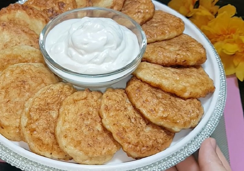 Мясные оладьи без хлопот: быстрые беляши на кефире для аппетитного ужина