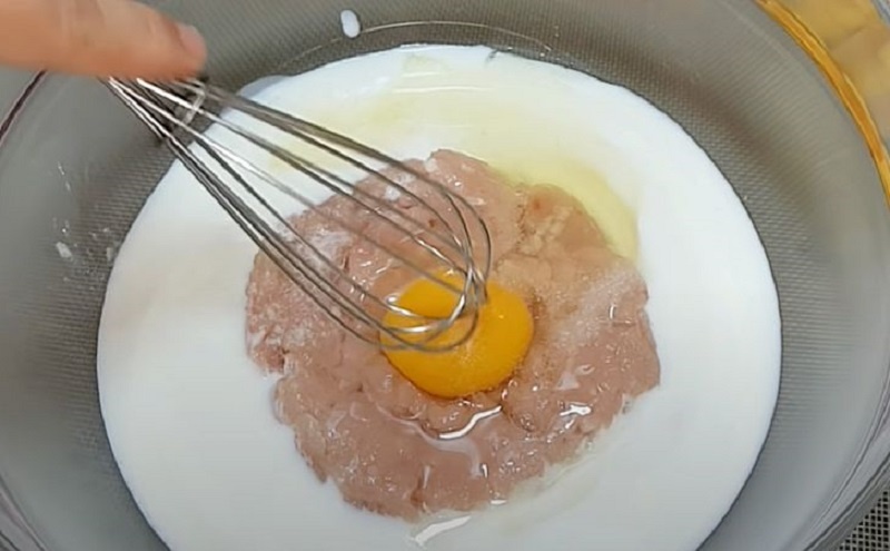 Мясные оладьи без хлопот: быстрые беляши на кефире для аппетитного ужина