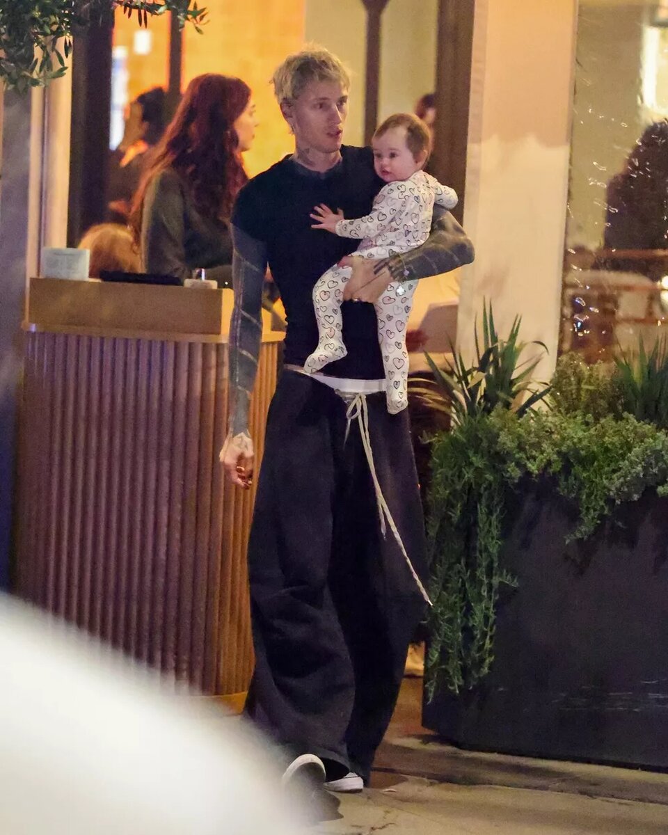 MGK с дочкой📷
