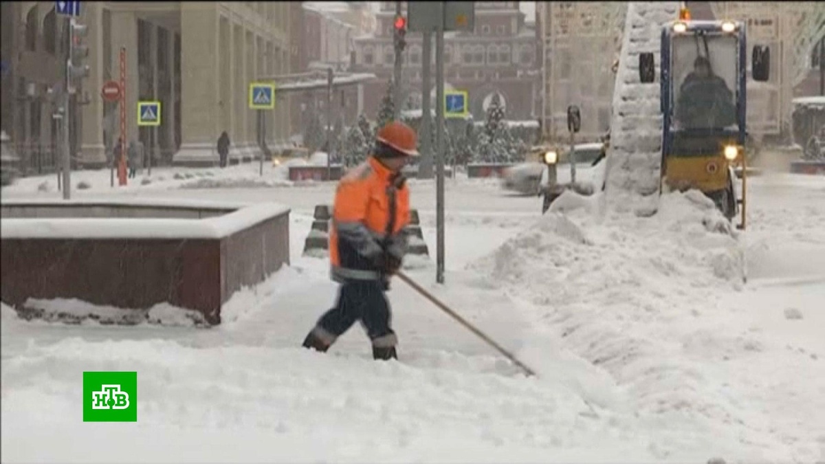    Оранжевый уровень опасности: Москву накрыл мощный снегопад