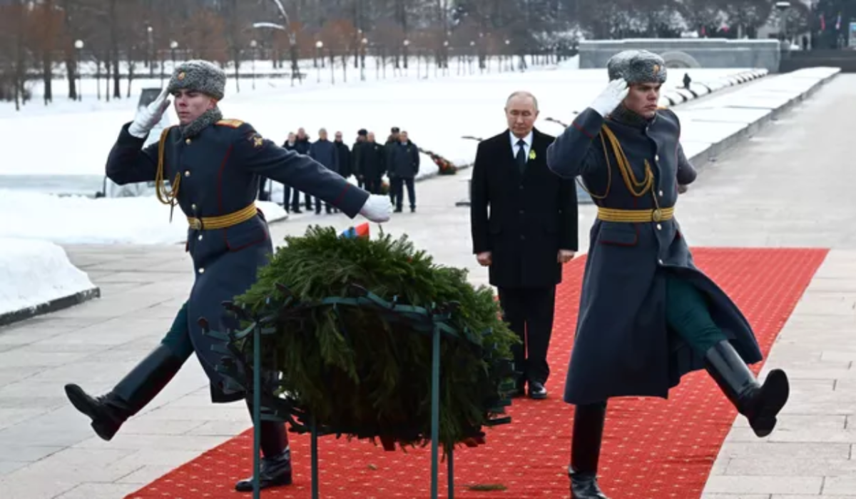     Президент РФ Владимир Путин, возложения цветов в день 82-й годовщины полного освобождения Ленинграда от фашистской блокады в годы Великой Отечественной войны к монументу "Мать-Родина" на Пискарёвском мемориальном кладбище. Источник: © РИА Новости Автор фото: Алексей Даничев