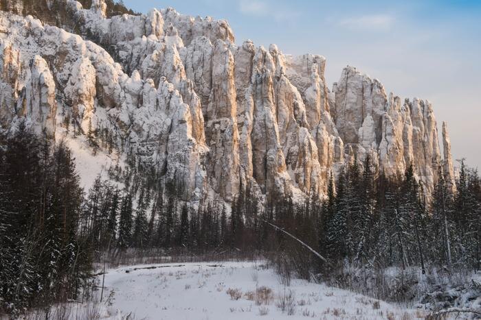 Ленские столбы в Якутии: 220-метровые скалы вдоль реки Лены. Фото © Shutterstock / FOTODOM / Mikhail Cheremkin