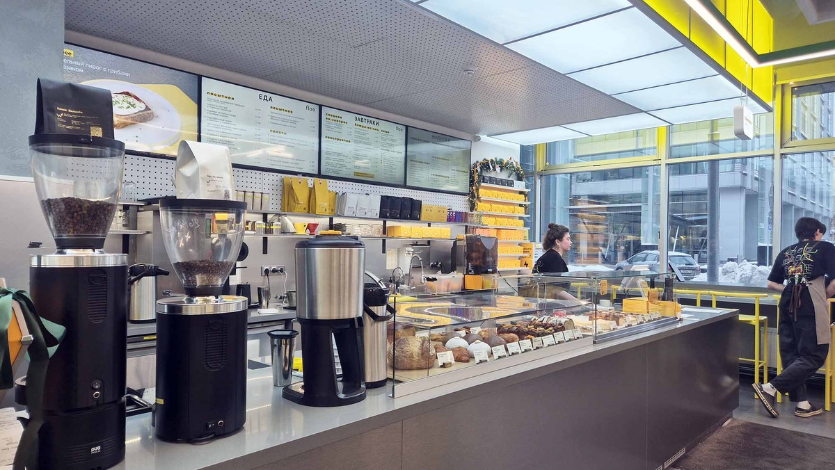 "Floo" — крупная кофейня с собственной кухней и большим количеством посадочных мест. Листайте галерею, чтобы увидеть еще фото