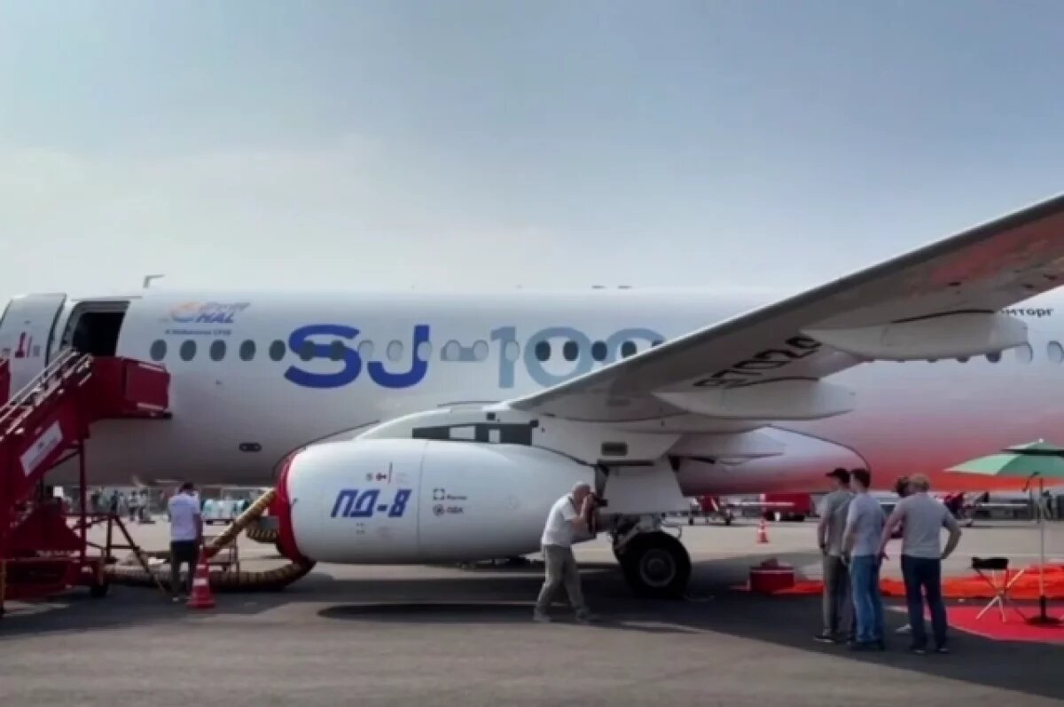    Ростех показал кадры прибытия Ил-114-300 и SJ-100 на выставку в Индию