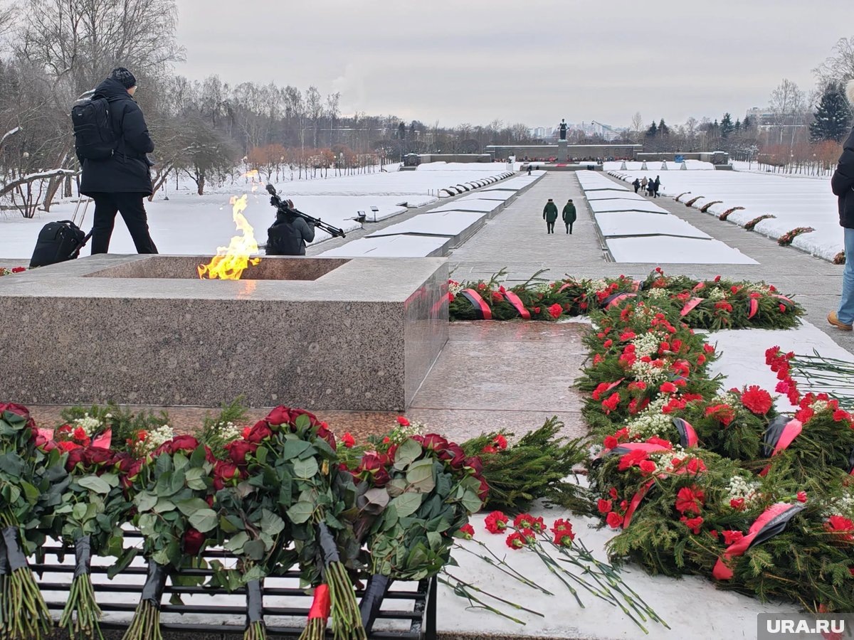    На Пискаревское кладбище 27 января люди идут в любую погоду, чтобы почтить память тех, кто не отдал Ленинград врагу