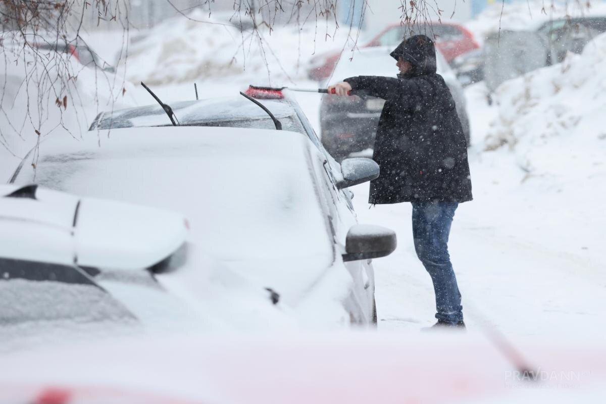    Снегопад становится испытанием для автомобилистов и дорожников