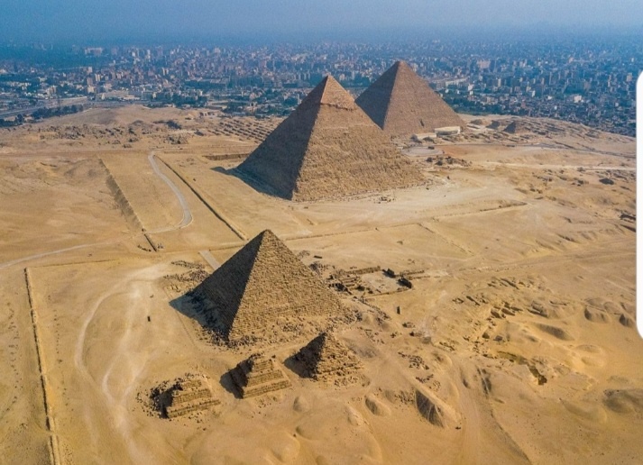 Ну вот небезизвестные пирамиды в Гизе.Все фото из открытых источников.