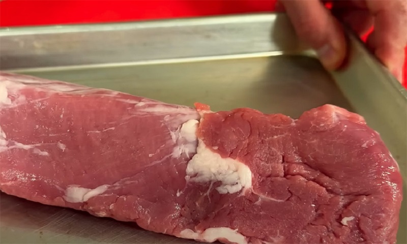 Свинина под сливочным соусом с горчицей и куриным бульоном