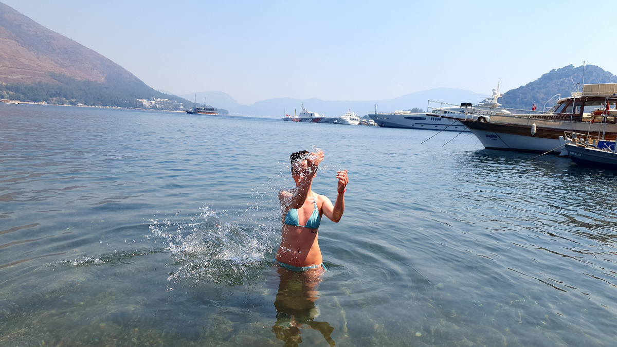 Видите на левом боку надпись? Вот её я и хотела удалить, но перехотела