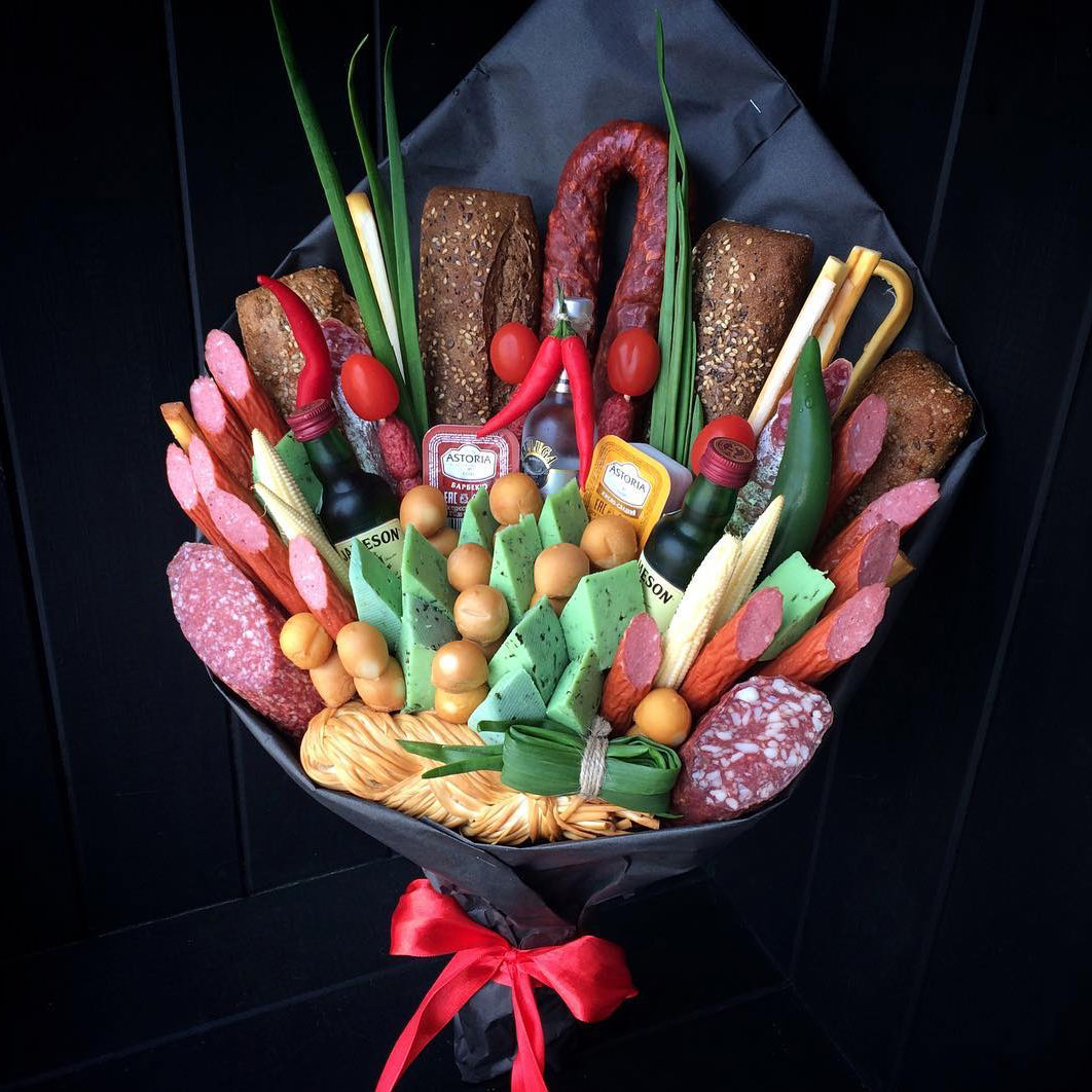 Мужской букет из колбас и сыров — прикольный подарок мужчине на 14 февраля.