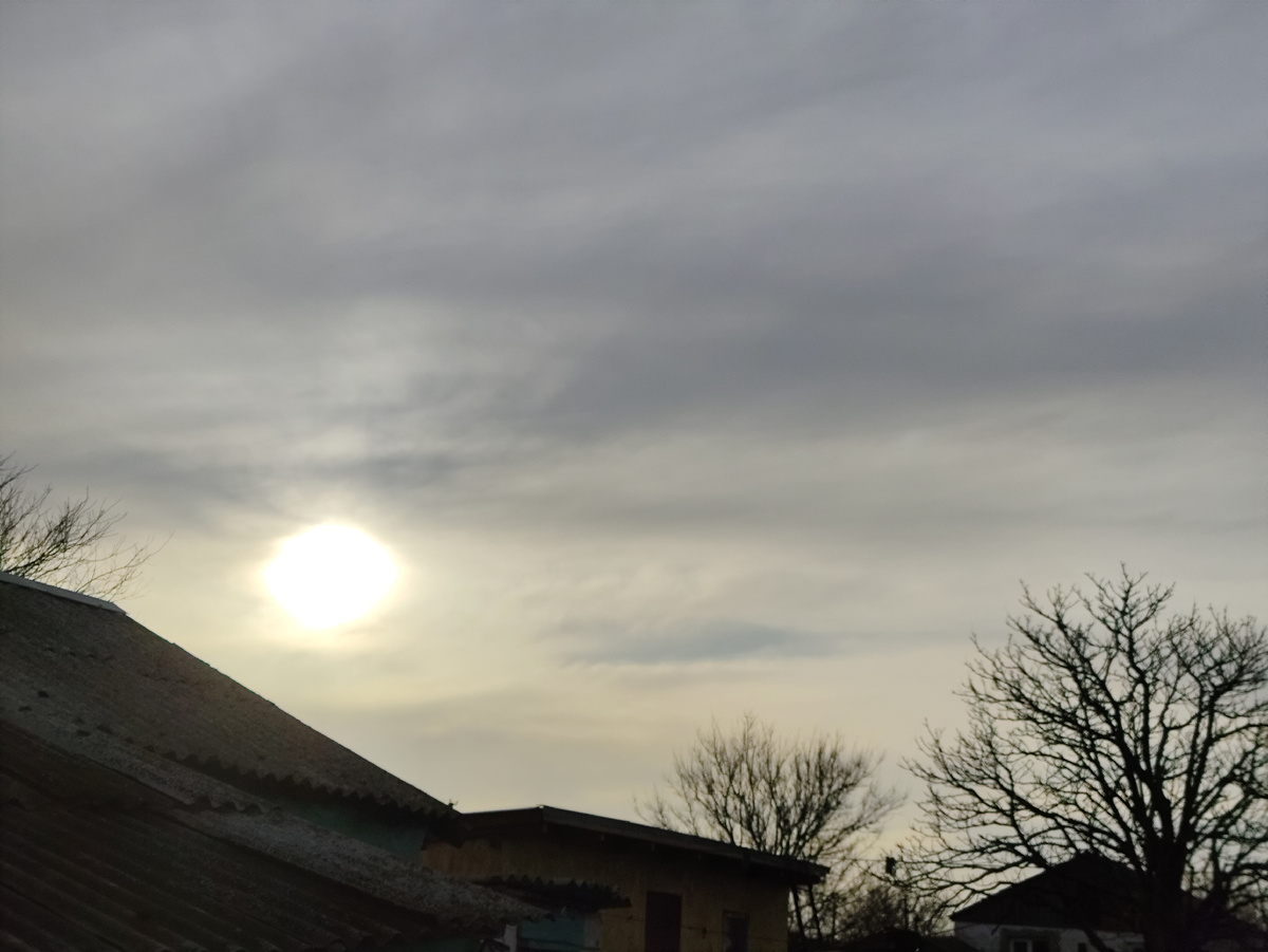 Солнце никак из плена не вырвется