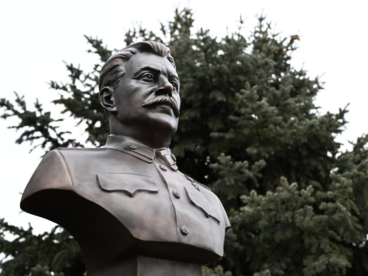    Бюст генералиссимуса Иосифа Сталина на площади перед входом в музей-панораму "Сталинградская битва" в Волгограде | © РИА Новости / Павел Бедняков