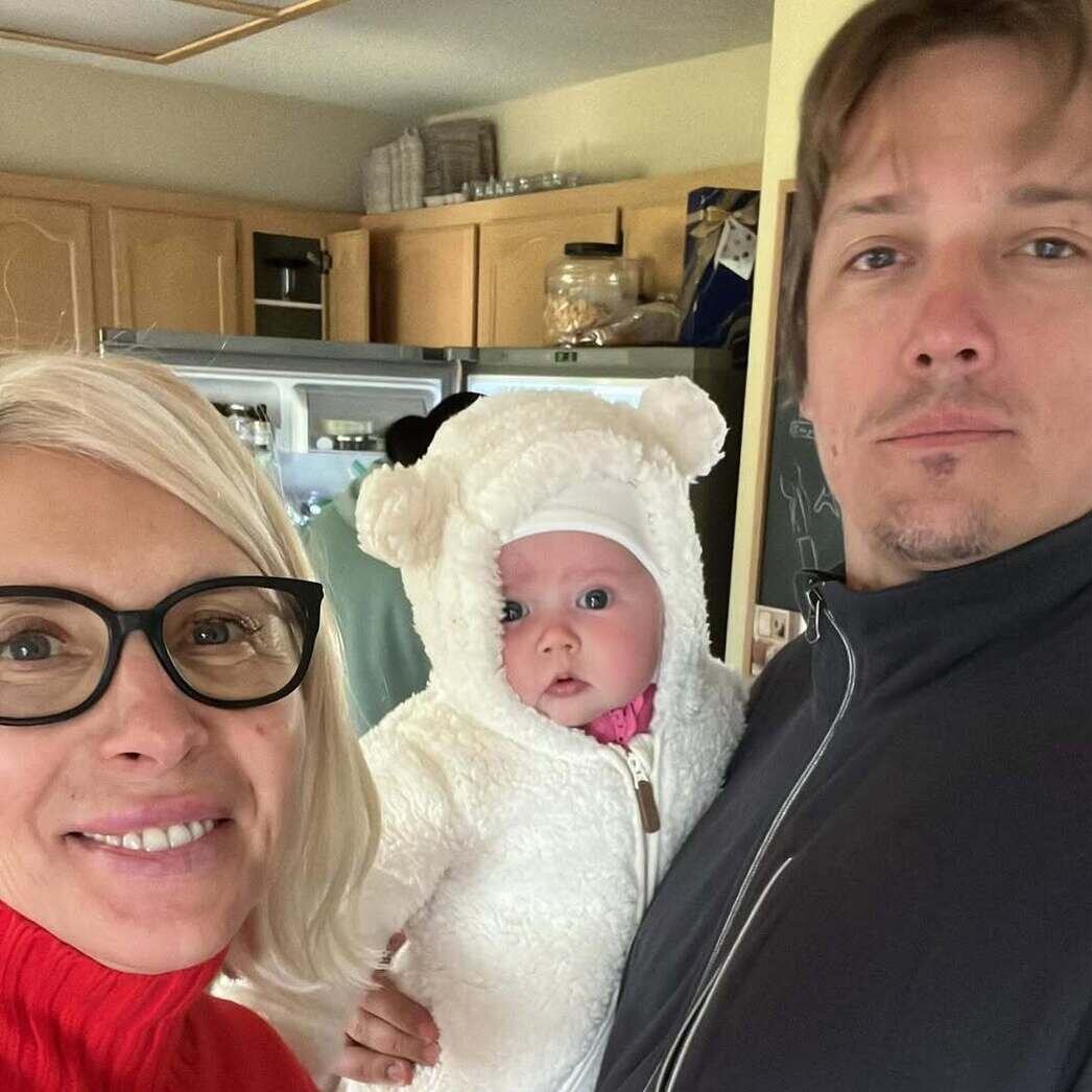     Алена Свиридова со старшим сыном и внучкой