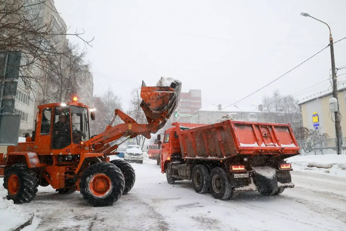    В работе задействованы лаповые погрузчики, самосвалы, фронтальные погрузчики и комбинированные дорожные машины