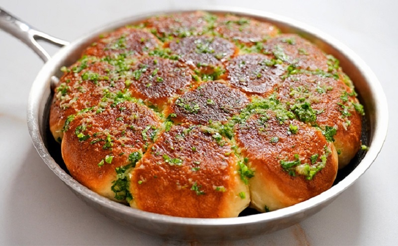 Пампушки с чесноком на сковороде: как приготовить идеальную закуску к борщу без духовки 