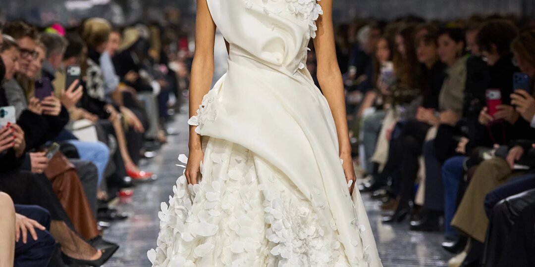 Он начал кутюр с цветка — дебют Андерсона в Dior Couture SS26