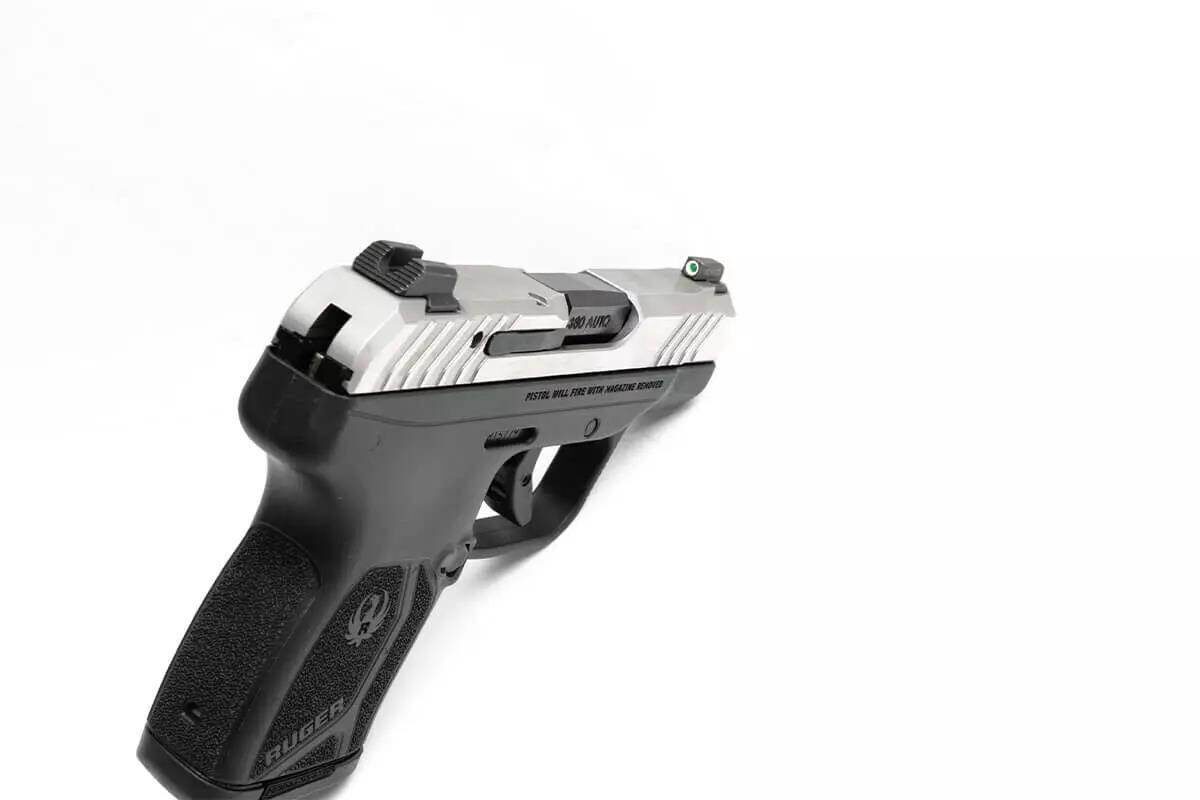 U-образный целик позволяет перезаряжать оружие одной рукой, а мушка оснащена крупной тритиевой точкой с белым обрамлением, которая прекрасно различима при любом освещении.