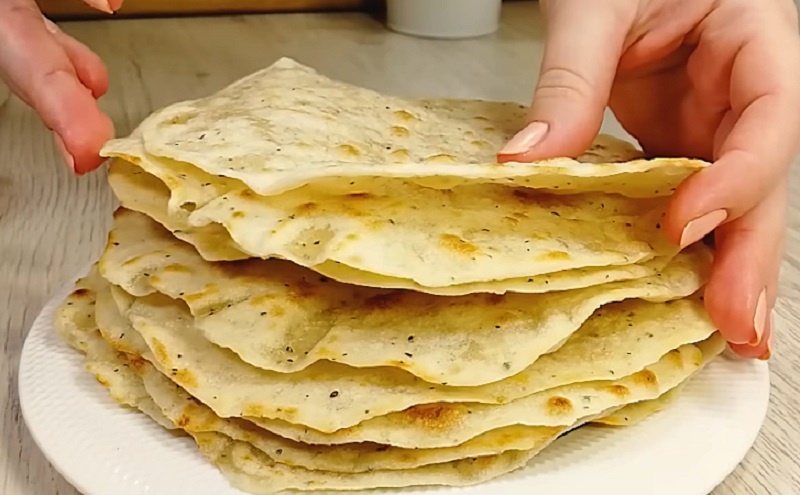 Невероятно быстрые лепёшки на кипятке: альтернатива хлебу за 10 минут