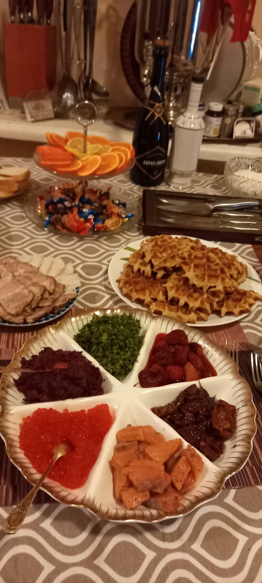 Сложные блюда к праздникам, выпечка, изготовление домашних напитков из даров своегот сада - все это делают старшие в нашей семье. А мы дегустируем - не пропали ли навки?