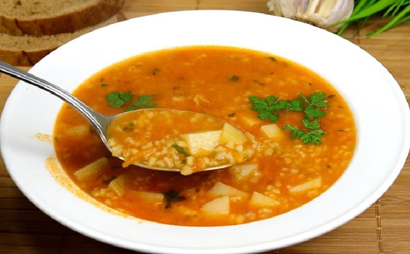 Самый насыщенный турецкий суп с булгуром и картофелем: ароматный ужин за полчаса