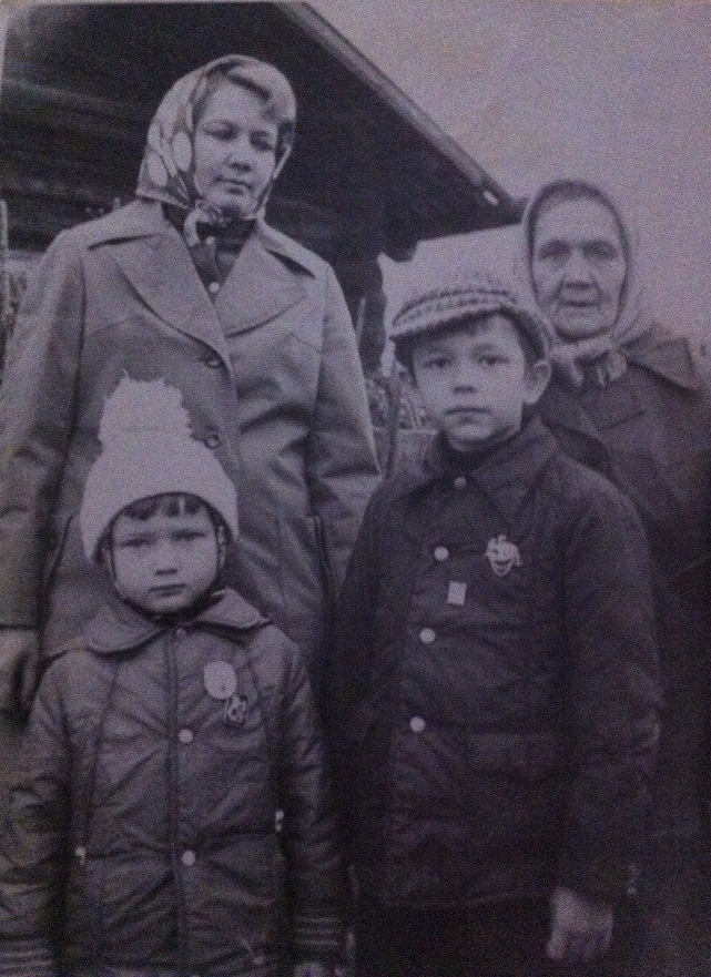 На фото моя мама, бабушка Федора, мой двоюродный брат Володя и конечно я.