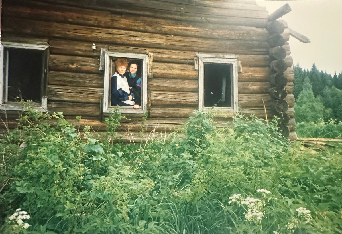 Все, что осталось от дома. Моя бабушка Федора последняя покинула эту деревню (мы забрали ее к себе в Архангельск). По независящим от нас причинам дом сохранить не удалось.