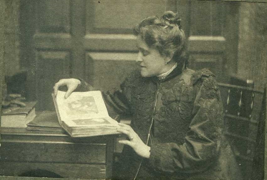 Эмили Сарджент за своим рабочим столом, 1910-ые годы. Место нахождения: Дом-Музей Сарджента (Глостер, штат Массачусетс, США)