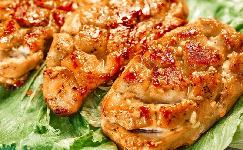 Мясо, тающее на языке: куриная грудка с румяной корочкой и ярким соусом