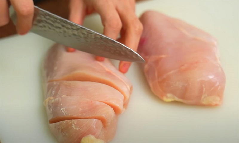 Мясо, тающее на языке: куриная грудка с румяной корочкой и ярким соусом