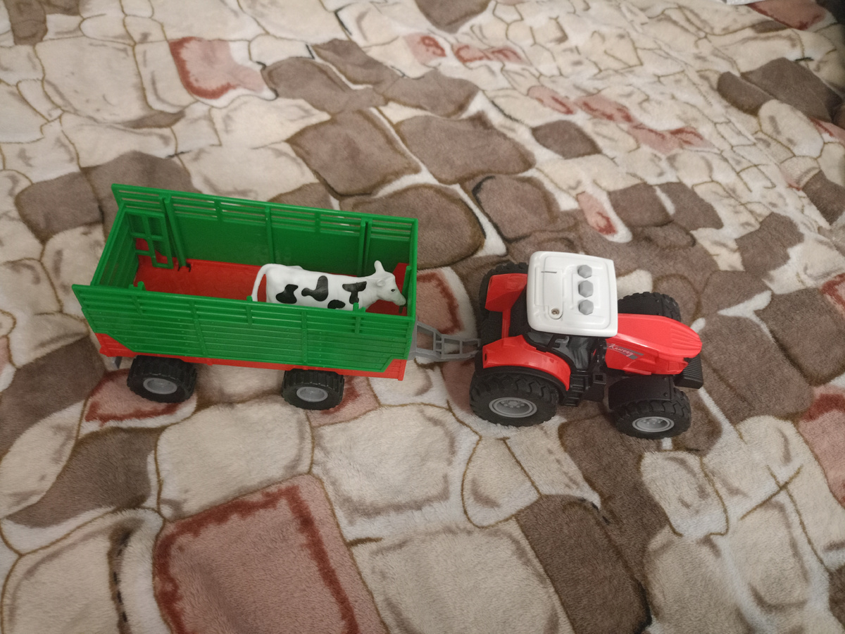 Подарок от Дедушки мороза фермерский трактор. 