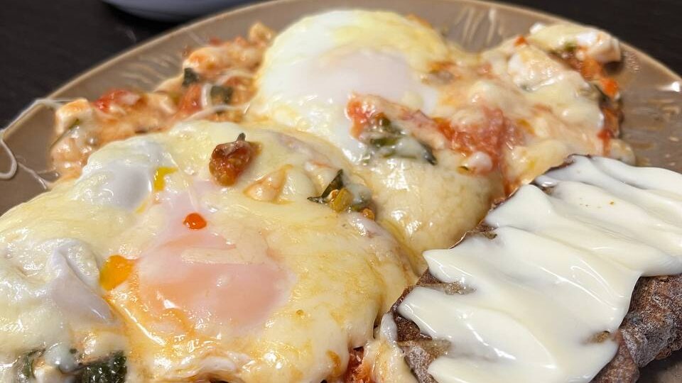 Яичница с помидорами и фетой — ленивый вариант шакшуки