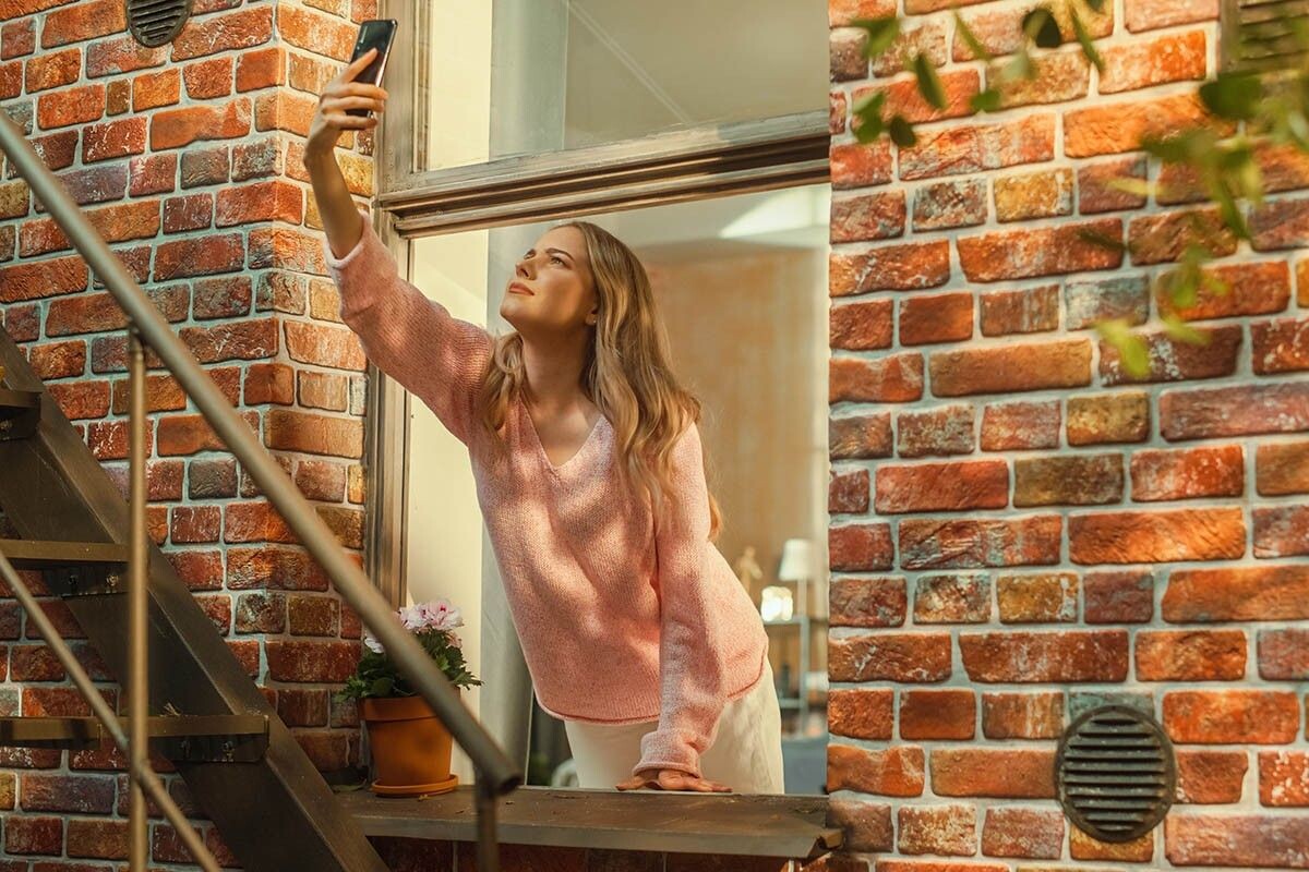 С новыми технологиями домашнего Wi-Fi не придется ловить интернет даже в самых отдаленных уголках квартиры. Источник: Gorodenkoff / Shutterstock / FOTODOM📷
