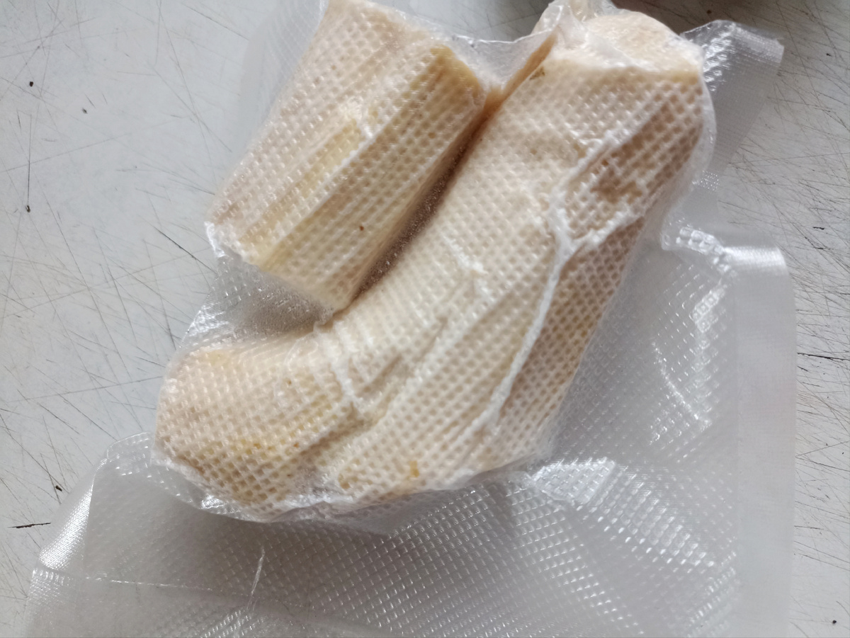 Корни хрена в вакууме для хранения в морозилке