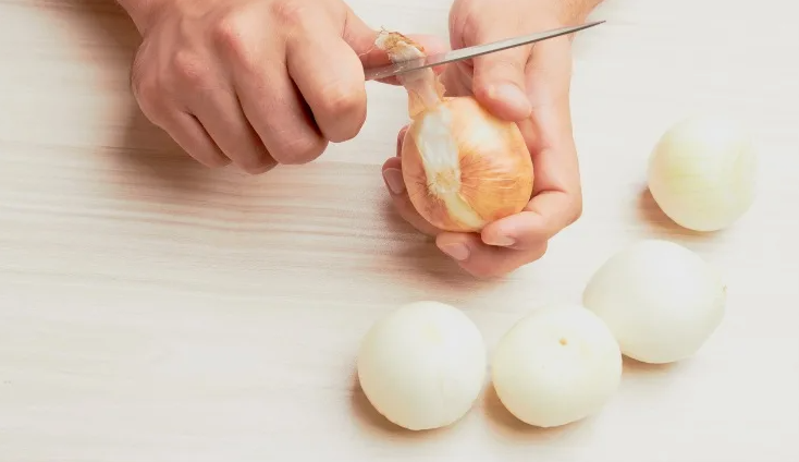 Лук — самый обычный продукт на кухне.