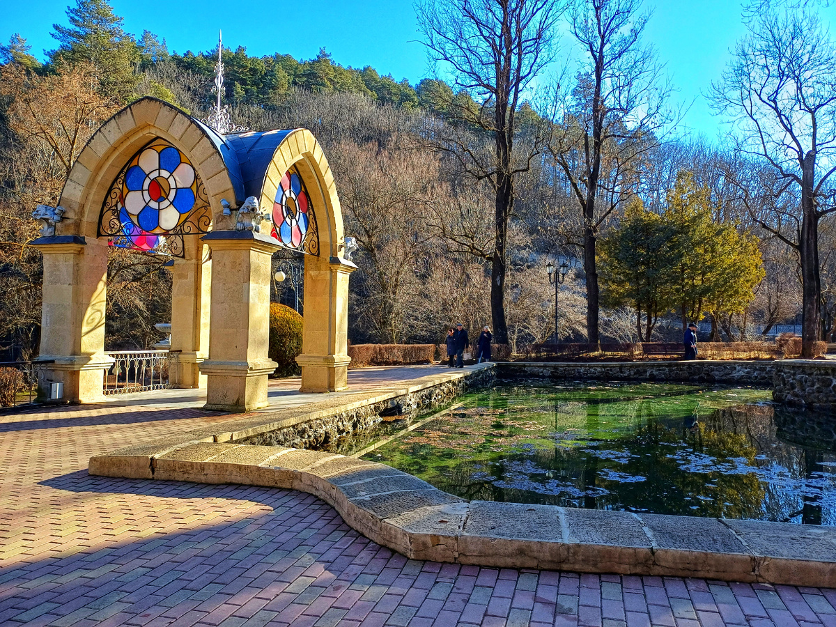 Зеркальный пруд и Стеклянная струя. 