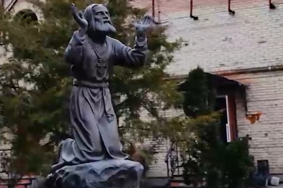    Монастырь в селе Никольское сильно пострадал от обстрелов ВСУ. Фото: Народный фронт